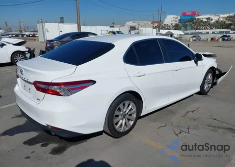 2018 Toyota Camry Le z USA, uszkodzony, nr VIN 4T1B11HK5JU505653